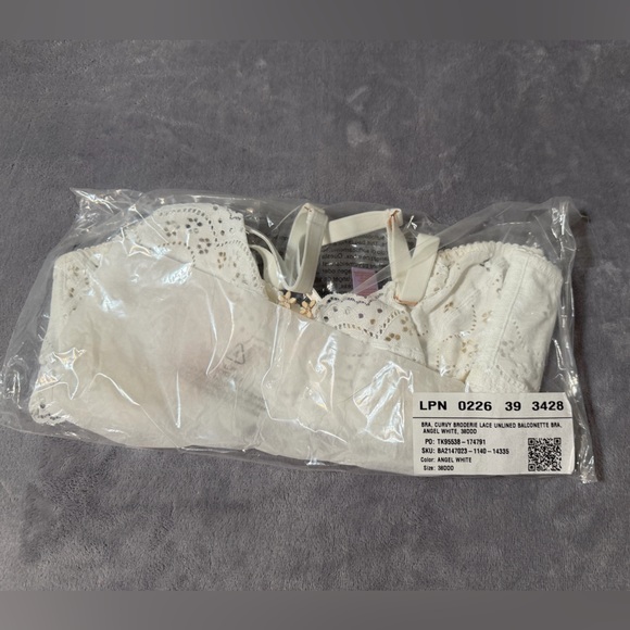 Lace Underwire Bra in White - SXF - Picture 11 of 14